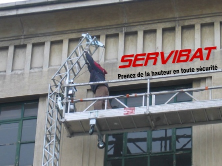 Montage d'une plateforme suspendue sur mâts FIXEO / FIXATOR