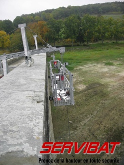 Plateforme suspendue sur un barrage